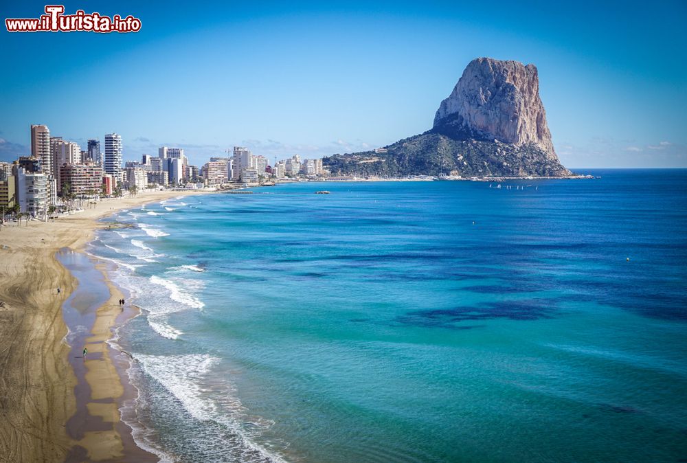 Immagine Una suggestiva veduta panoramica di Calpe e del suo litorale, Spagna.