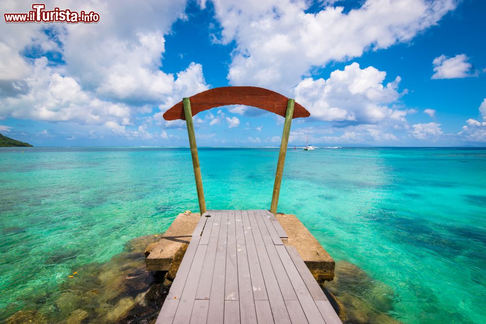Immagine Una suggestiva veduta sull'Oceano da un pontile in legno, isola di Huahine, Polinesia Francese.