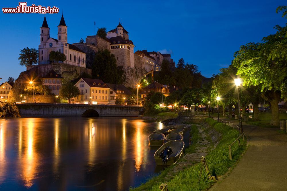 Immagine Una suggestiva vista notturna del borgo di Aarburg sul fiume Aare in Svizzera