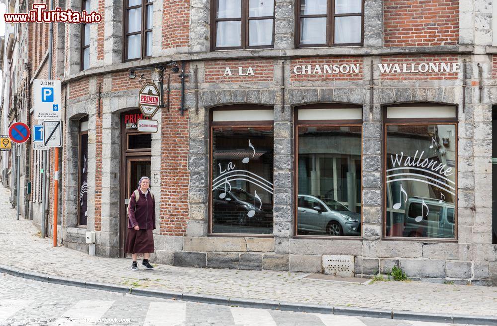 Immagine Una suora passeggia in una via residenziale della cittadina di Tournai, Belgio - © Werner Lerooy / Shutterstock.com