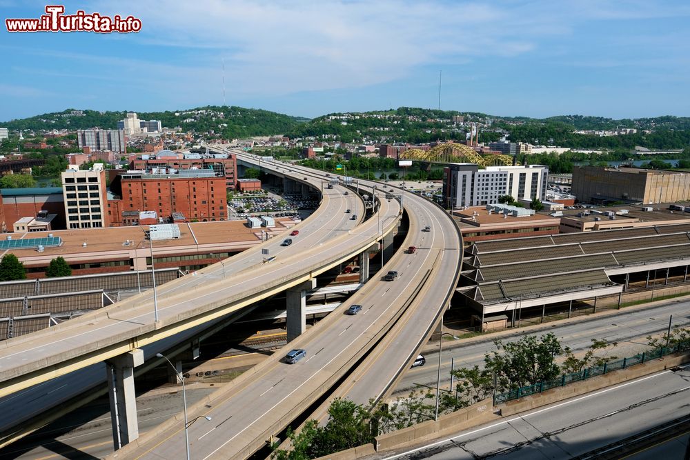 Immagine Una superstrada a Pittsburgh, Pennsylvania, USA, vista dall'alto.