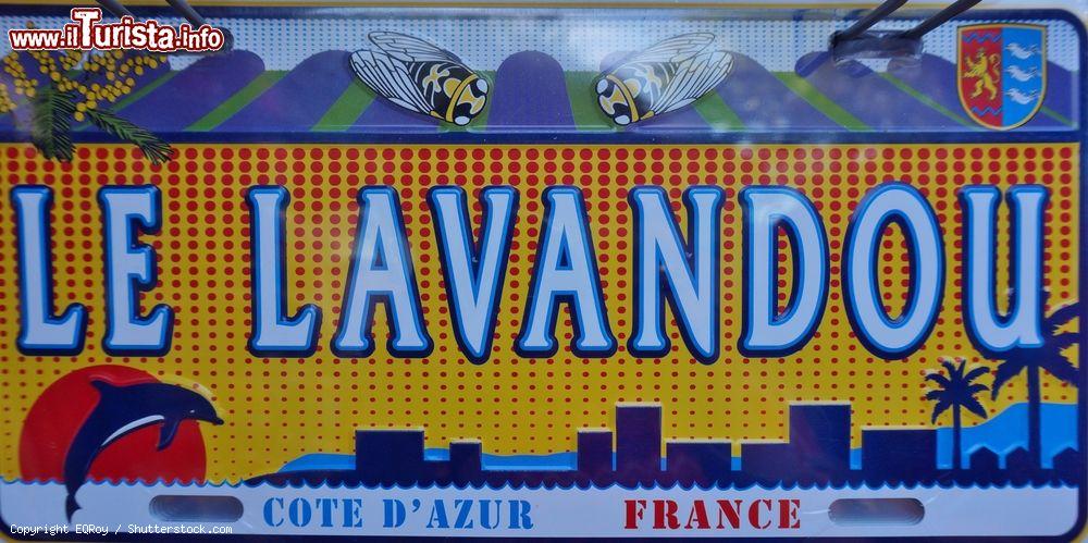 Immagine Una targa in metallo colorato con il nome del borgo di Le Lavandou, Francia. E' uno dei souvenir più acquistati dai turisti - © EQRoy / Shutterstock.com