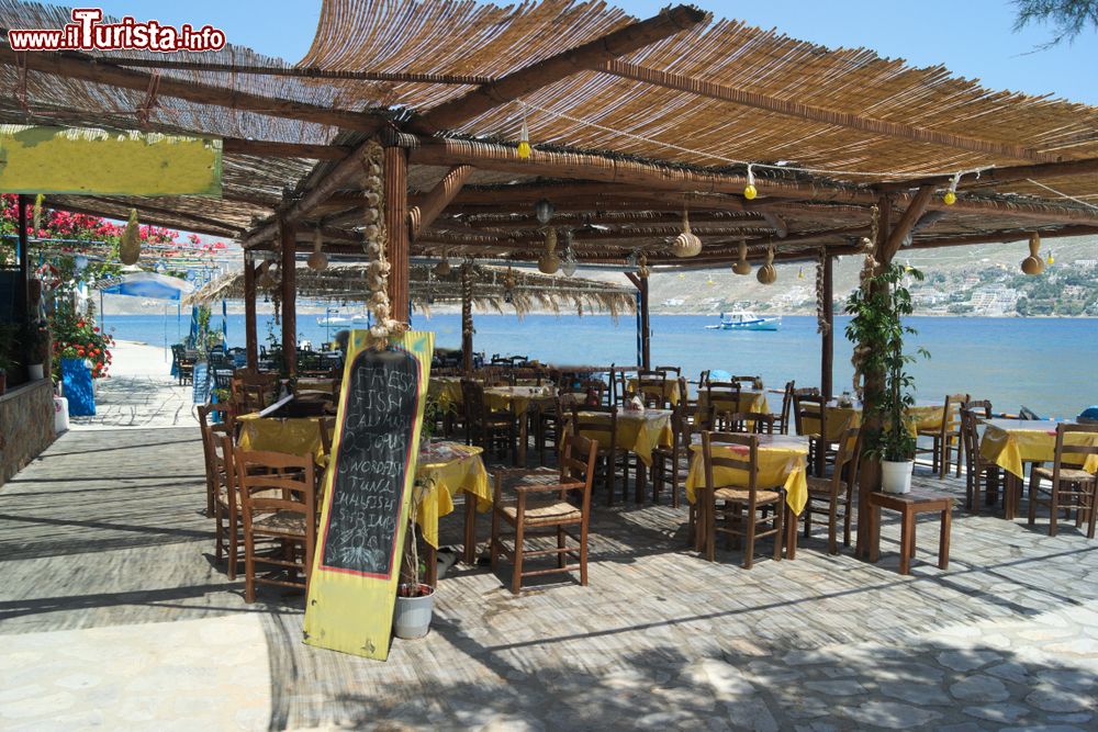 Immagine Una taverna sull'isola di Telendos, Grecia, in una giornata estiva. Siamo nella parte orientale del Mare Egeo, a ovest di Calimno.