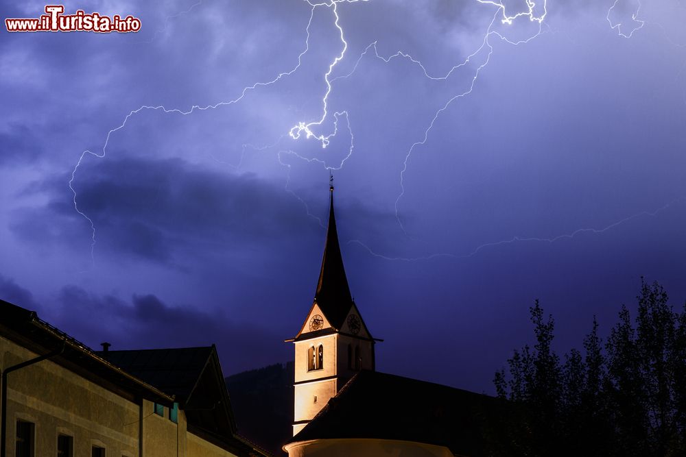 Immagine Una tempesta di fulmini sopra la chiesetta di Leogang, Austria.