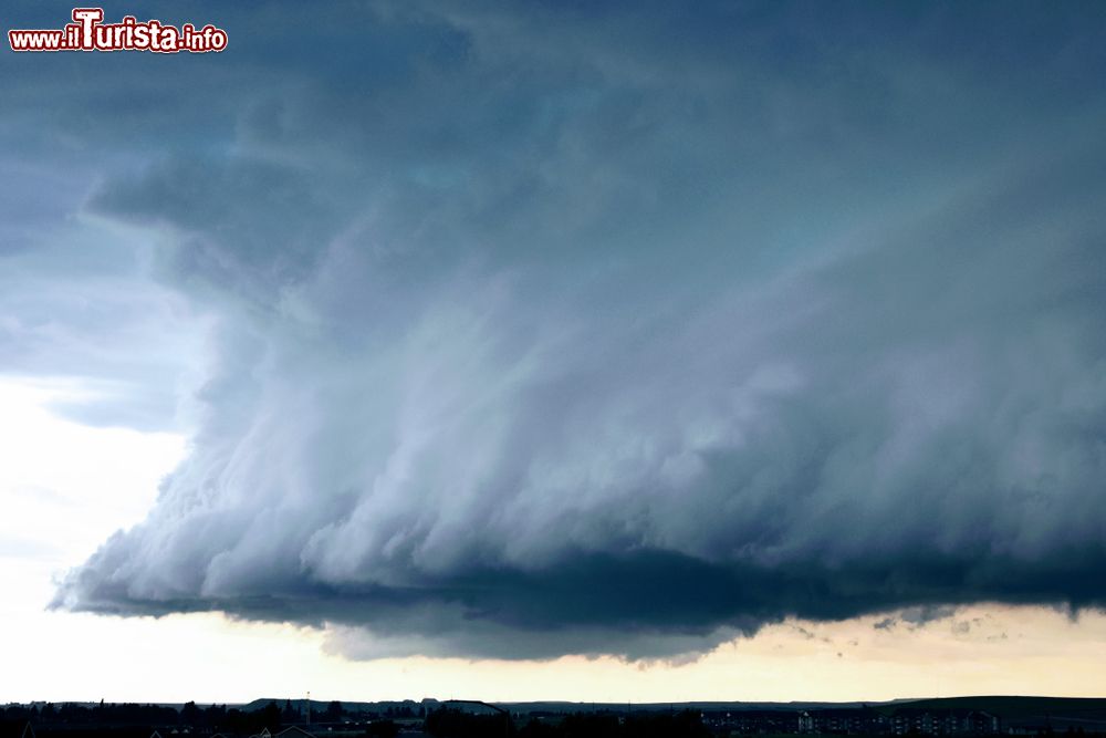 Immagine Una tempesta in North Dakota, USA. Questo territorio è caratterizzato da un clima molto sensibile all'escursione termica del pianeta. Tornado, forti folate di vento e pioggia sono frequenti.