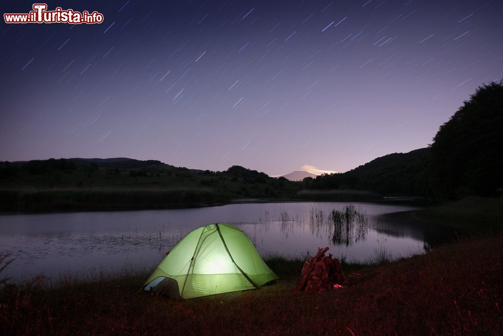 Immagine Una tenda sotto il cielo stellato nel Parco dei Nebrodi vicino a Cesarò