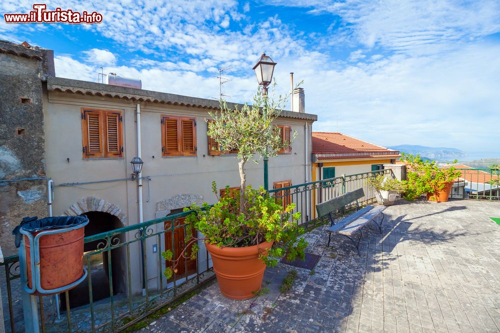 Immagine Una terrazza panoramica nel centro di Castroreale, borgo spettacolare della Sicilia