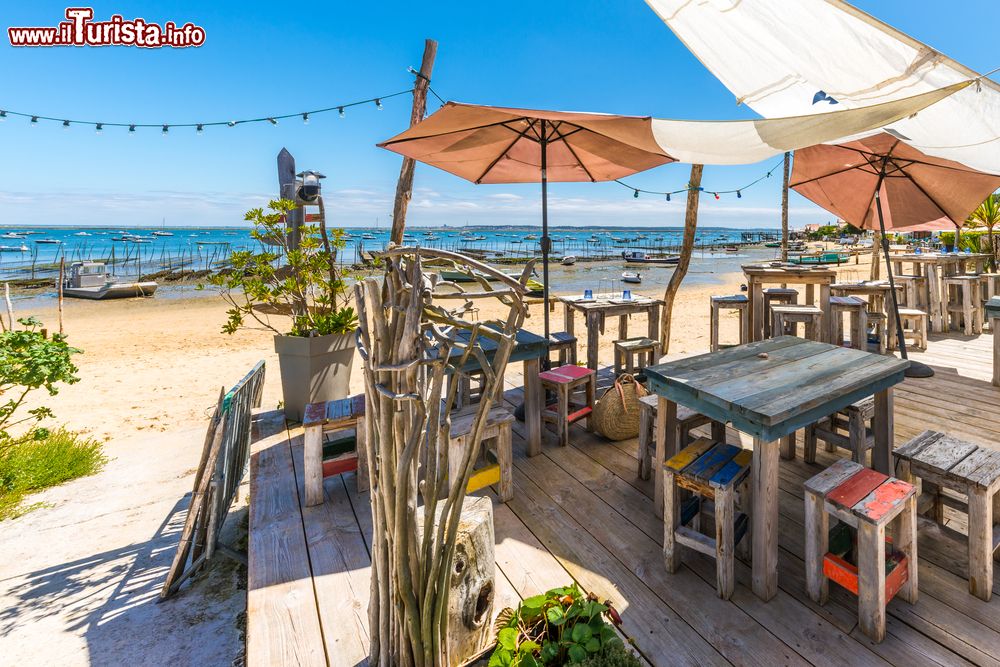 Immagine Una terrazza sulla spiaggia a Arcachon Bay, Francia. Arcachon si affaccia in prossimità dell'oceano Atlantico ed è una nota meta del turismo balneare francese.
