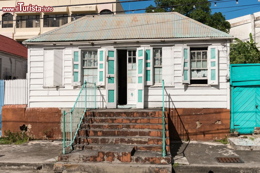 Immagine Una tipica abitazione del centro storico di Saint John's, Antigua e Barbuda, Caraibi.