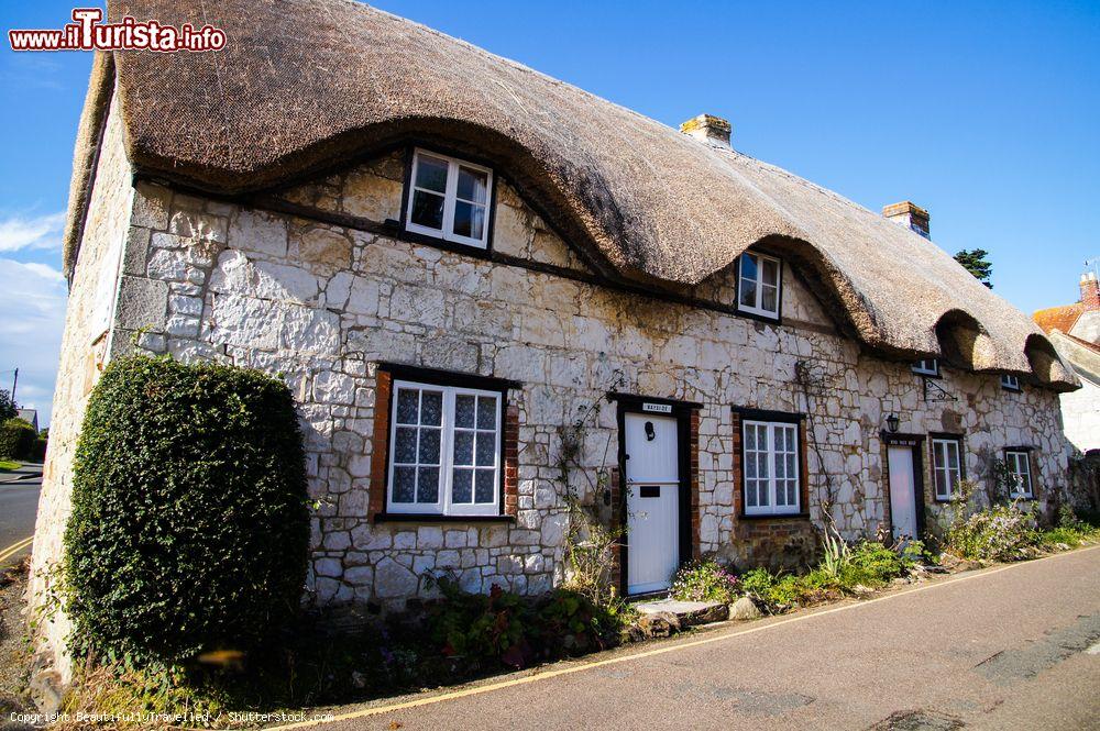 Immagine Una tipica abitazione del centro storico di Ventnor, isola di Wight, Inghilterra. Questo paesino balneare di 7 mila abitanti è stato costruito in stile vittoriano - © BeautifullyTravelled / Shutterstock.com