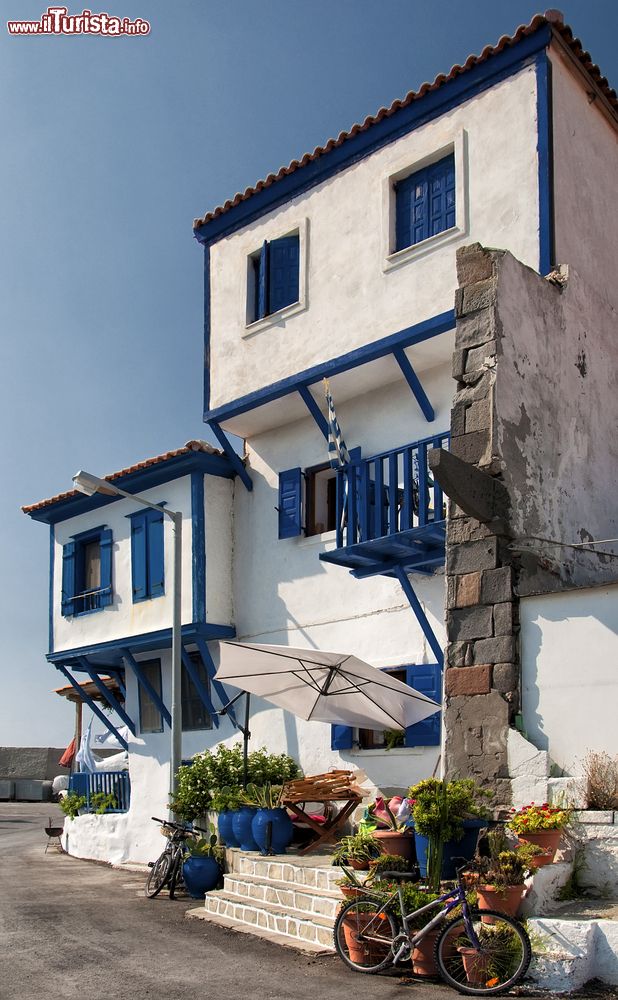 Immagine Una tipica abitazione dell'isola di Agios Efstratios, Grecia, con finestre e porte blu.