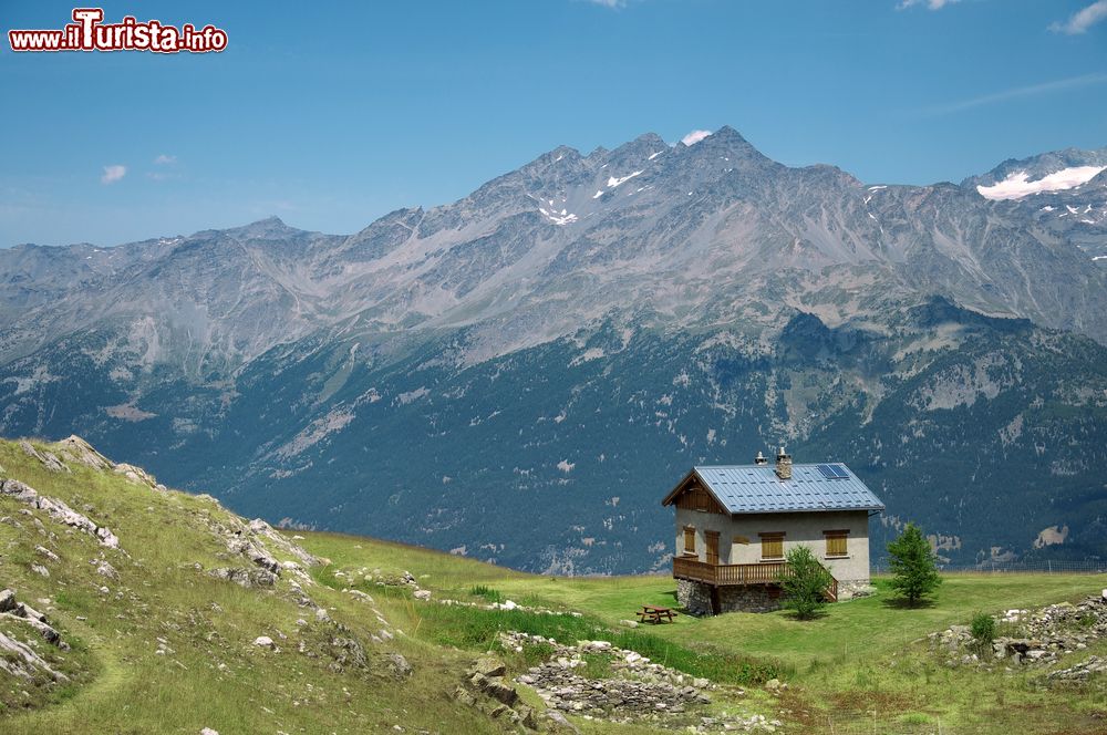 Immagine Una tipica baita di montagna nei pressi di Valfrejus (Francia) in estate.