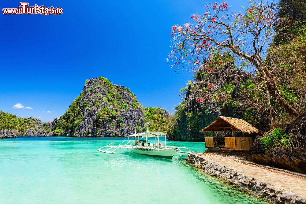 Immagine Una tipica barca in legno nelle acque di Coron Island, Filippine.