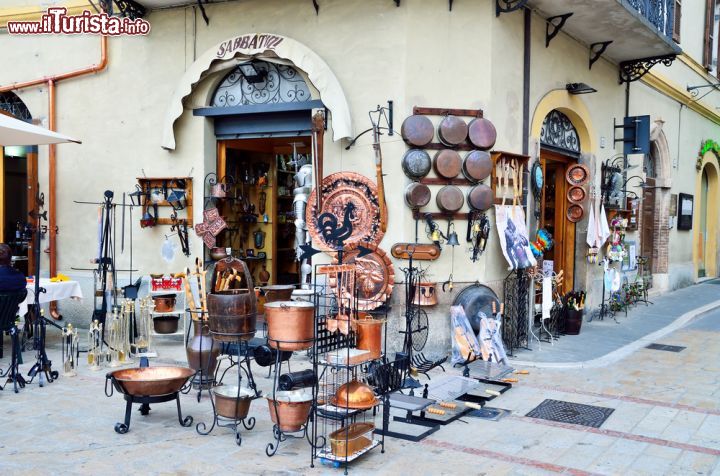 Immagine Una tipica bottega artigianale con oggetti in rame e ferro a Norcia, Perugia, Umbria - © maudanros / Shutterstock.com