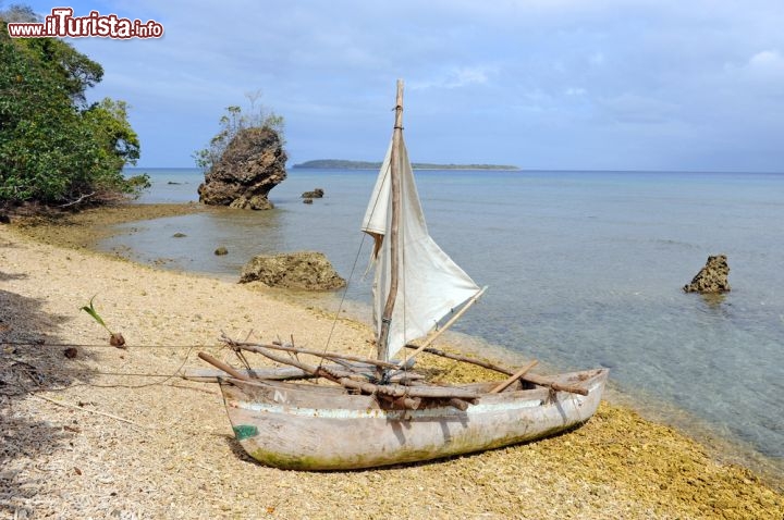 Immagine Una tipica canoa in legno sull'isola di Epi nella baia di Lamen, Vanuatu. Quest'isola un tempo era nota come Tasiko o Volcano Island.