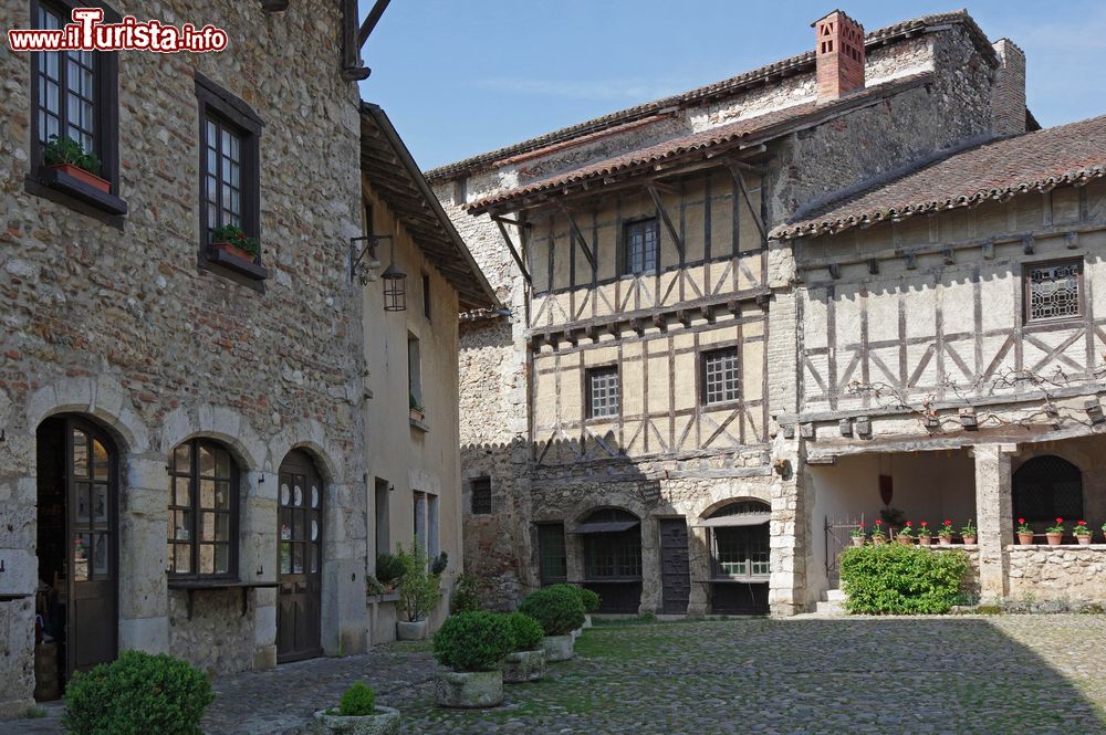Immagine Una tipica casa a graticcio nella piazza principale di Perouges, Francia: siamo in place du Tilleul, piazza del tiglio.