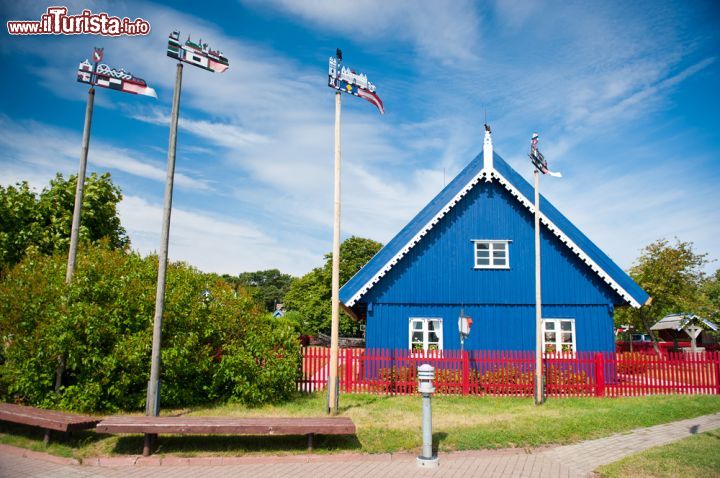 Immagine Una tipica casa dei pescatori nel villaggio di Nida, Lituania. Sono una delle attrazioni turistiche più fotografate della città - © JuliusKielaitis / Shutterstock.com
