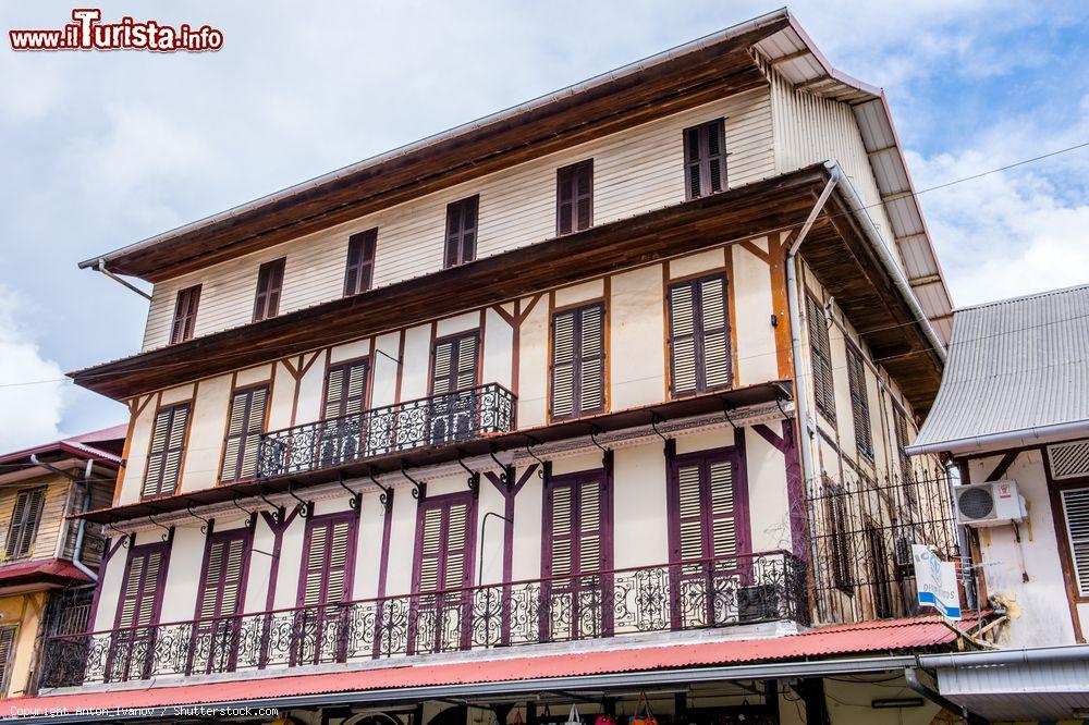 Immagine Una tipica casa di Cayenne, Guyana Francese. Ad impreziosire la facciata di questo palazzo in stile coloniale sono le ringhiere in ferro finemente decorate - © Anton_Ivanov / Shutterstock.com