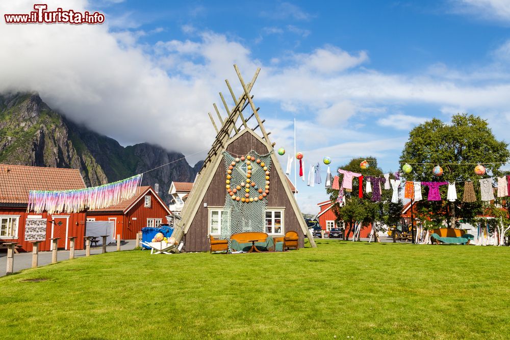 Immagine Una tipica casa di pescatori decorata nella cittadina di Svolvaer, isole Lofoten (Norvegia).