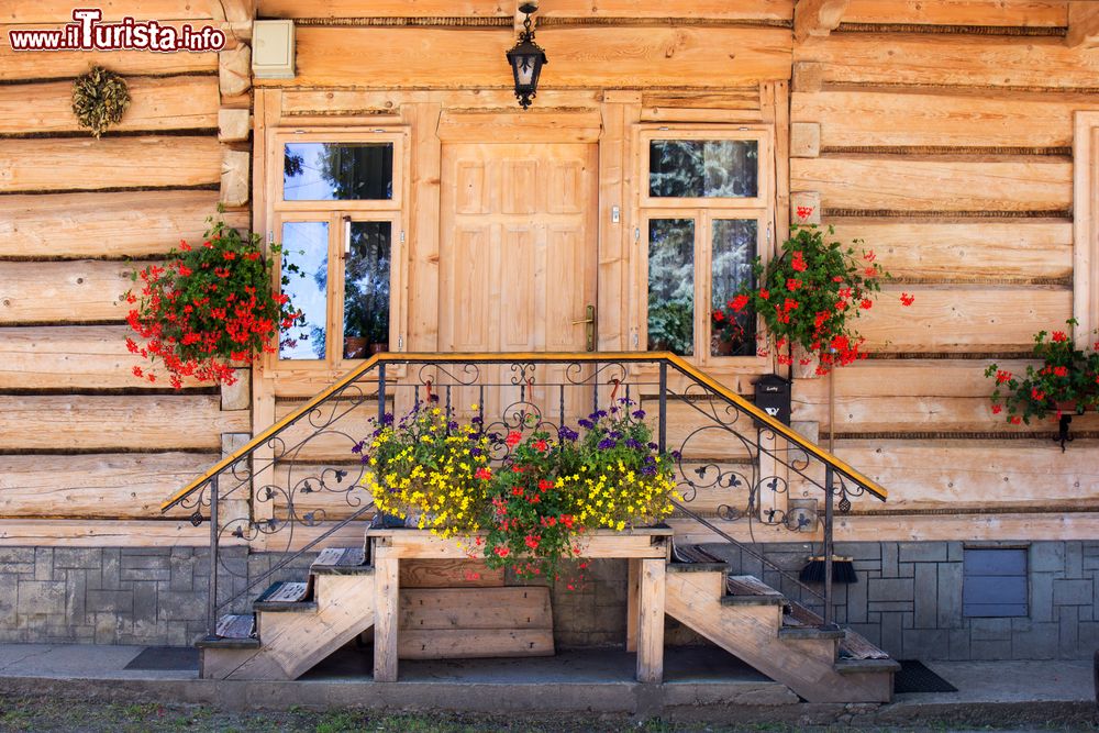 Immagine Una tipica casa in legno del villaggio di Chocholow sui monti Tatra in Polonia