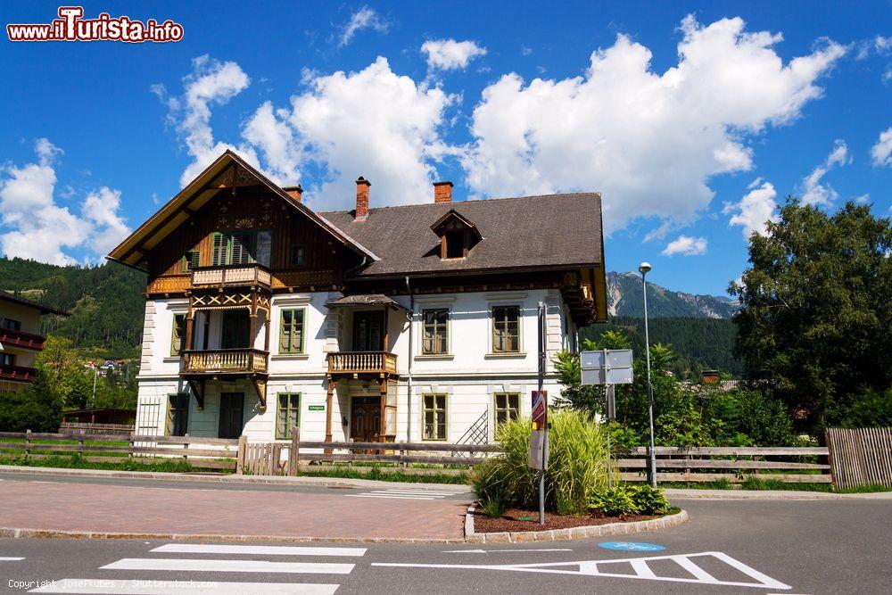 Immagine Una tipica casa in legno lungo la strada dell'ex città mineraria di Schladming, Austria - © josefkubes / Shutterstock.com