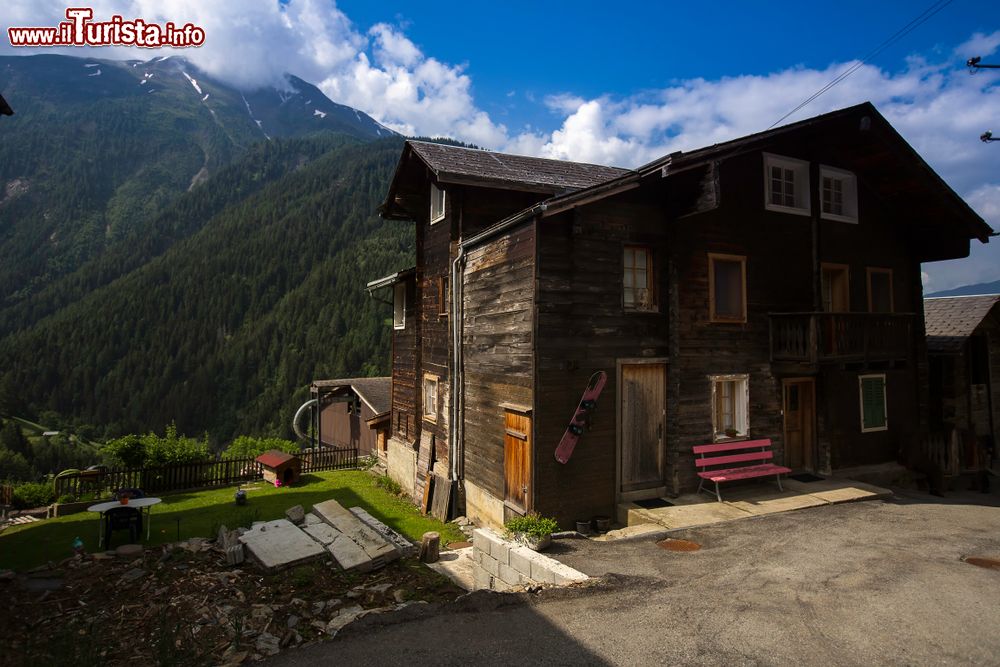 Immagine Una tipica casa in legno nei pressi di Briga, Svizzera.