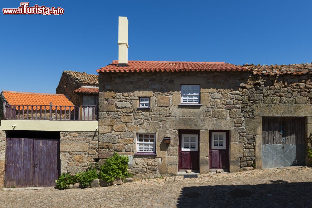Immagine Una tipica casa in pietra nel centro storico di Castelo Mendo, Portogallo.