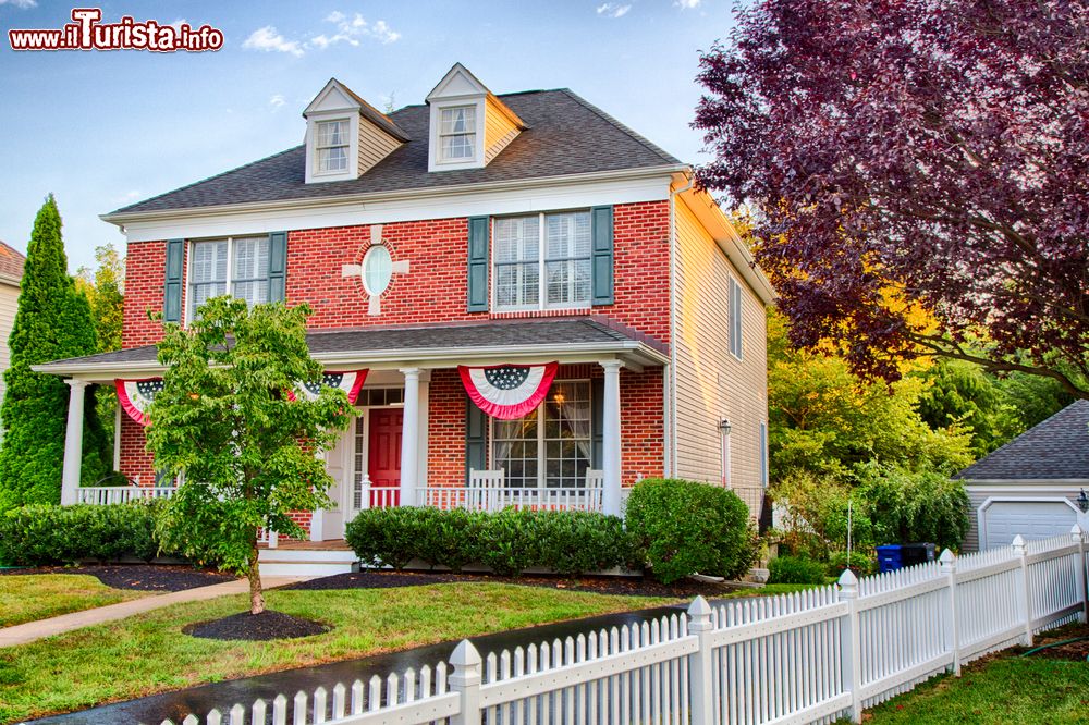 Immagine Una tipica casa in stile coloniale nella città di Medford, New Jersey, con la bandiera americana  sotto il portico.