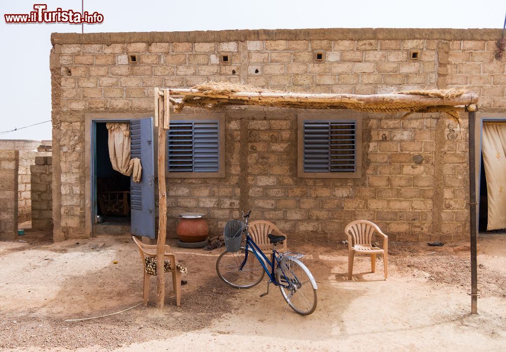 Immagine Una tipica casa in un distretto popolare di Ouagadougou, Burkina Faso (Africa). Qui si trova la corrente elettrica ma non l'acqua corrente.