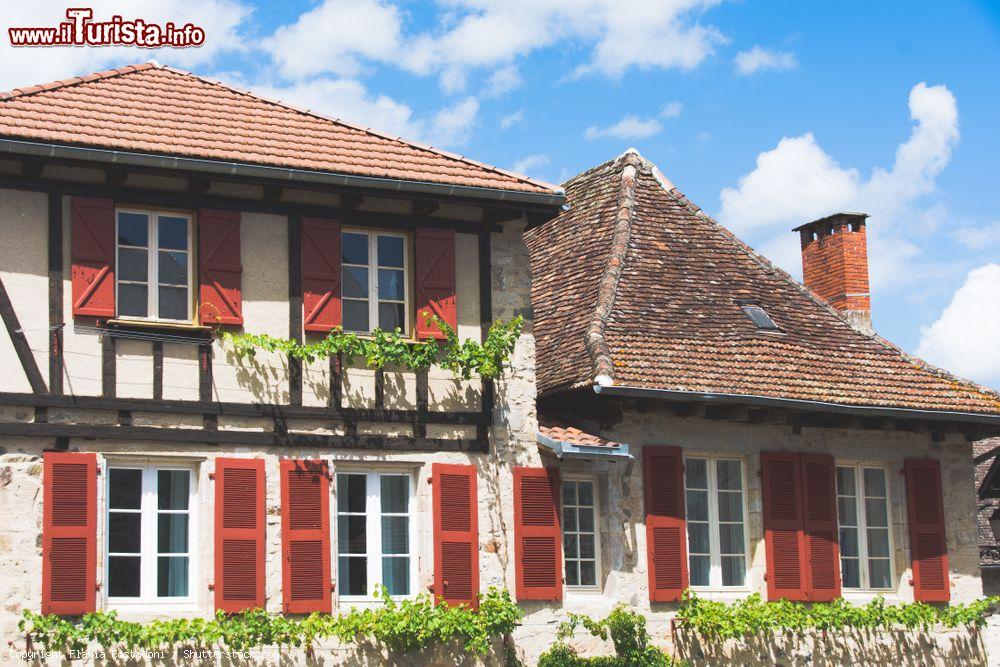 Immagine Una tipica casa nel villaggio medievale di Beaulieu-sur-Dordogne, Francia, con le ante delle finestre dipinte di rosso  - © Flavia Costadoni / Shutterstock.com