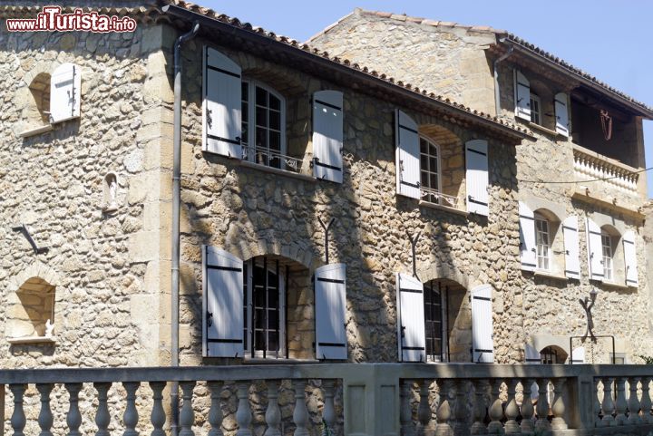 Immagine Una tipica casa provenzale con la pietra a vista nella campagna circostante la cittadina di Salon-de-Provence, Francia - foto © Claudio Giovanni Colombo / Shutterstock.com