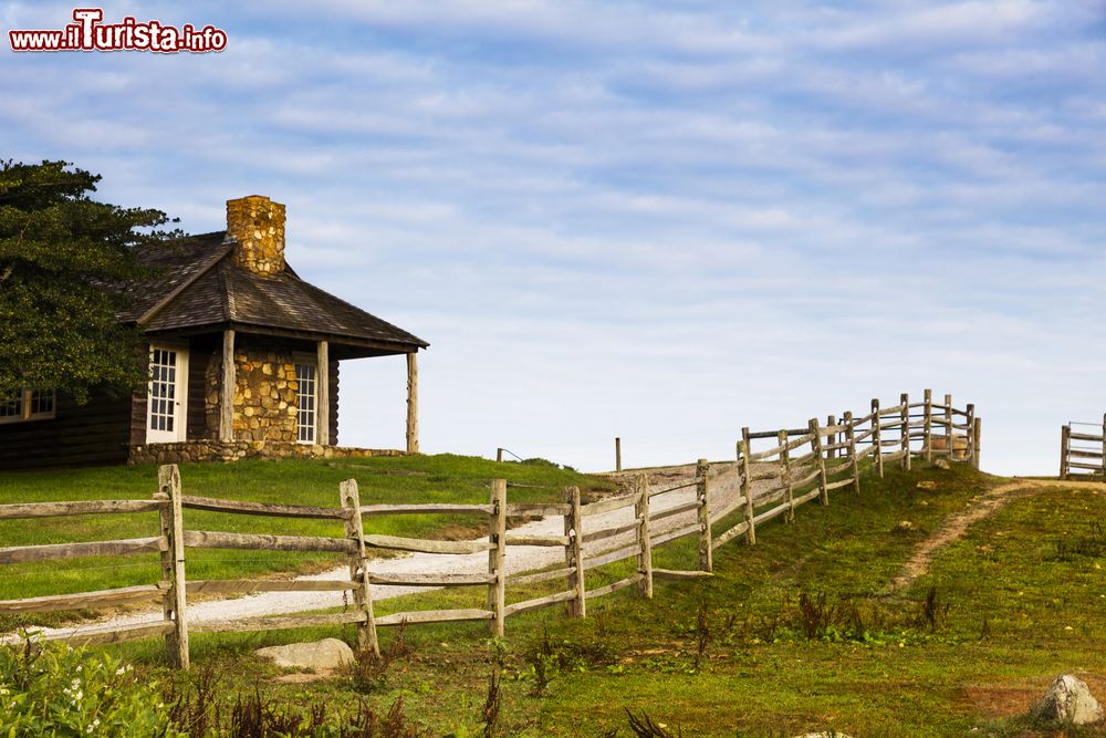 Immagine Una tipica casetta in pietra e legno nel Deep Hollow Ranch di Montauk, Long Island, New York.
