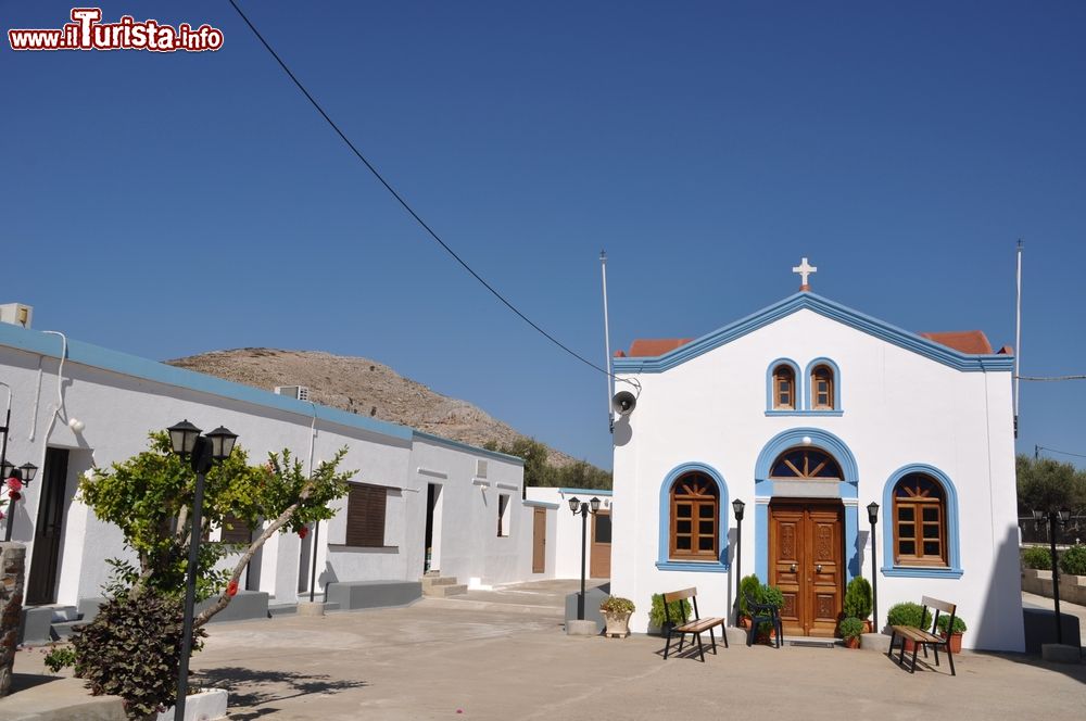 Immagine Una tipica chiesa bianca e blu sull'isola di Pserimos, Grecia, in una giornata di sole.
