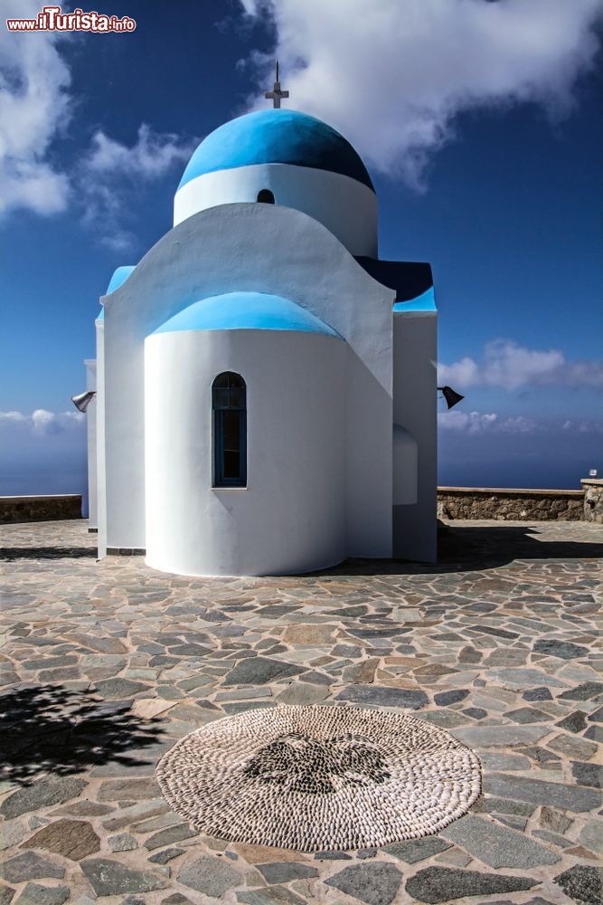 Immagine Una tipica chiesetta greco ortodossa sull'isola di Nisyros, Dodecaneso, Grecia.