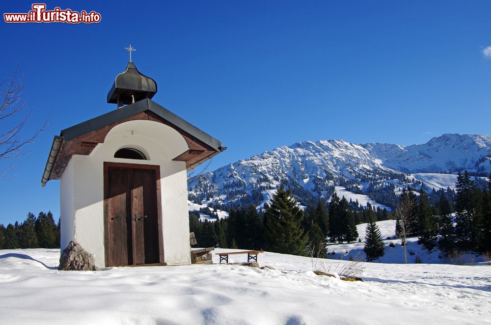 Immagine Una tipica chiesetta in pietra e legno nella regione dell'Algovia a Bad Hindelang, Germania.