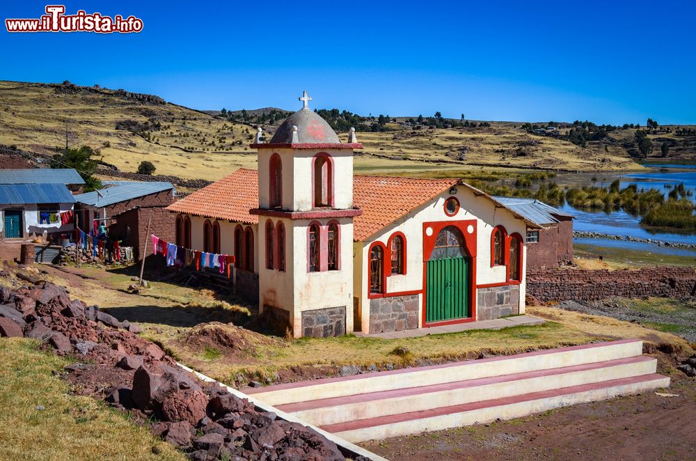 Immagine Una tipica chiesetta nei pressi della città di Puno, Perù.