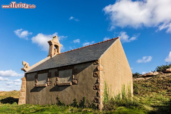 Immagine Una tipica costruzione in granito lungo la costa bretone a Ploumanac'h, Francia 