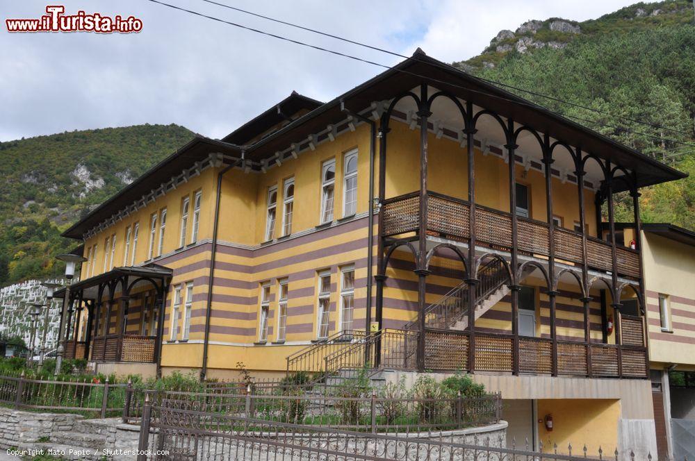 Immagine Una tipica costruzione nel villaggio di Travnik, Bosnia e Erzegovina - © Mato Papic / Shutterstock.com