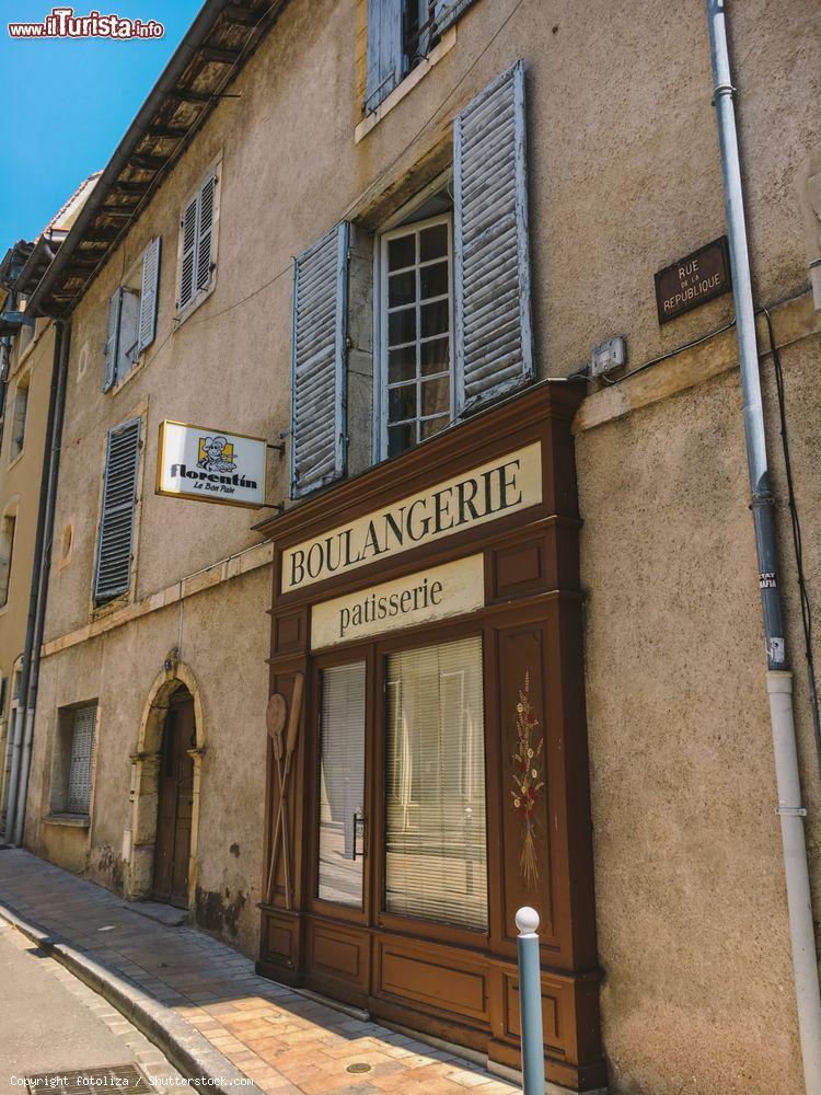 Immagine Una tipica panetteria pasticceria nel vecchio centro di Cluny, Francia - © fotoliza / Shutterstock.com