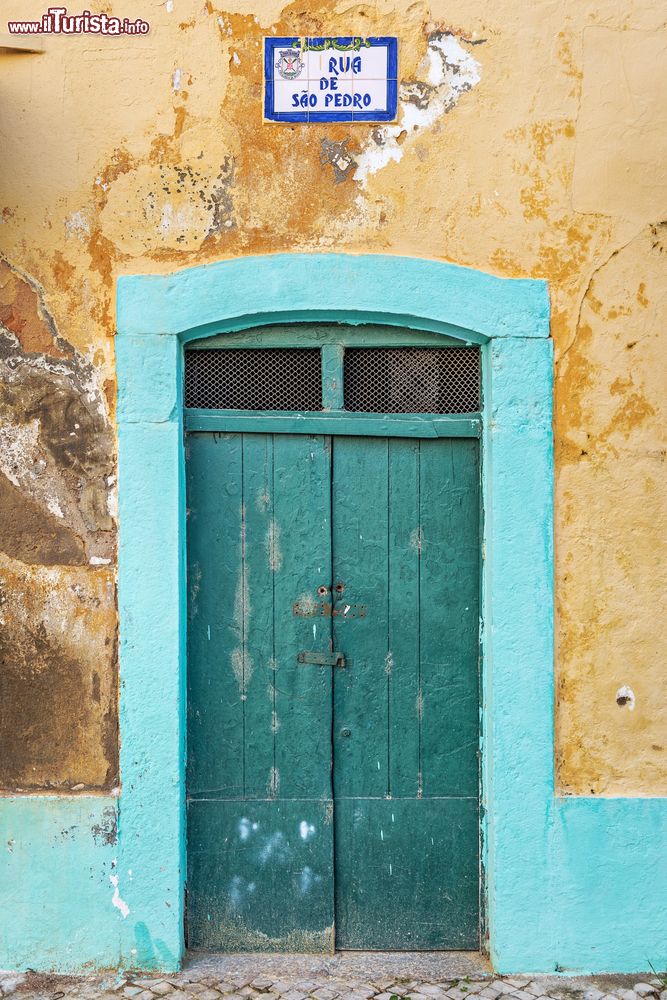 Immagine Una tipica porta verde nella vecchia città di Olhao, Algarve, Portogallo. Questo porto di pesca sull'oceano Atlantico fu costruito da pescatori nel XVII° secolo.