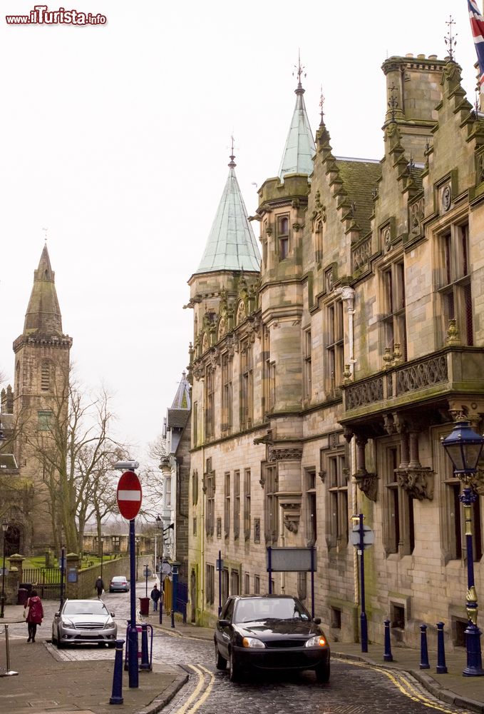 Immagine Una tipica strada di Dunfermline in una giornata di pioggia, Scozia, UK.