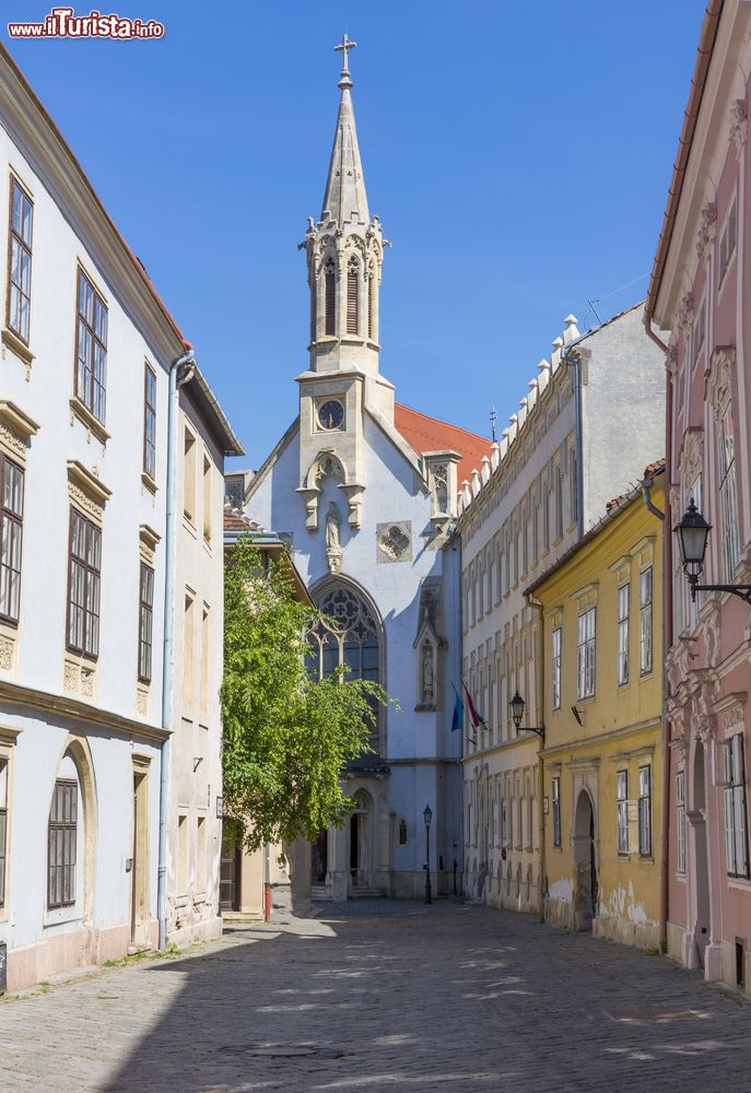 Immagine Una tipica strada di Sopron, Ungheria. Sopron è considerata una delle città più ricche di edifici storici dell'Ungheria.
