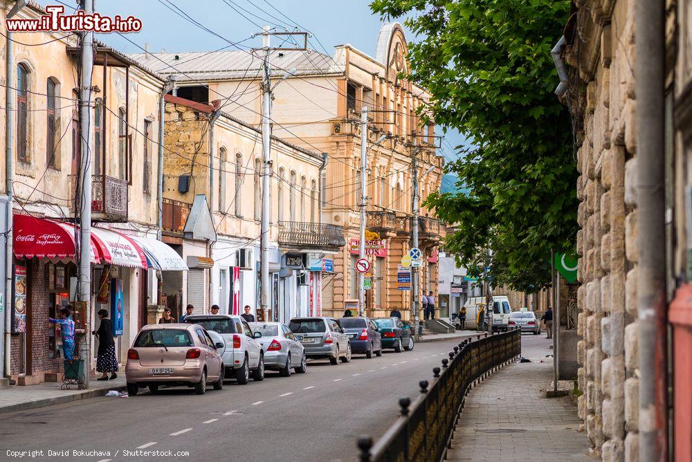 Immagine Una tipica strada nel centro cittadino di Kutaisi, Georgia - © David Bokuchava / Shutterstock.com