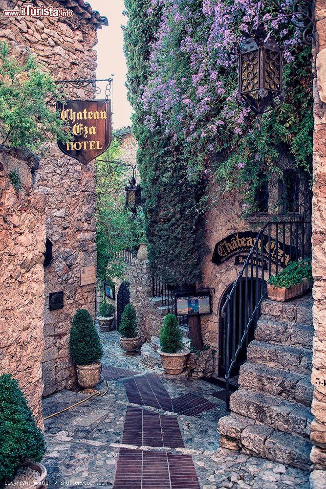 Immagine Una tipica stradina acciottolata nel borgo di Eze, Costa Azzurra, Francia - © manjik / Shutterstock.com