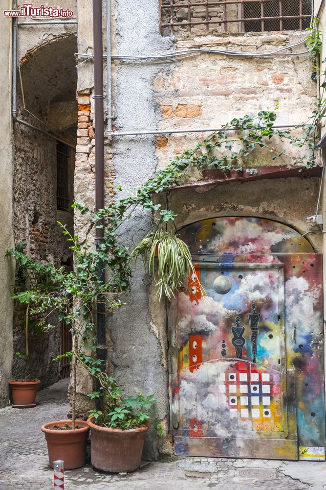 Immagine Una tipica stradina del centro storico di Albenga, provincia di Savona, Liguria.