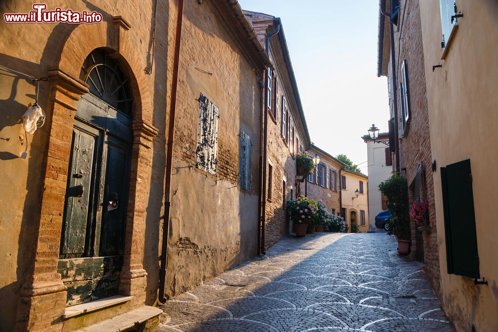 Immagine Una tipica stradina del villaggio medievale di Fiorenzuola di Focara nei pressi di Pesaro, Marche.