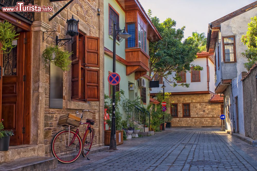 Immagine Una tipica stradina della città vecchia di Kaleici, Antalya, Turchia. Cittadina romana, poi bizantina e in seguito turca, Kaleici, nota anche come Vecchia Antalya, offre un'autentica atmosfera. Un tempo, circondava e proteggeva l'antico porto romano.