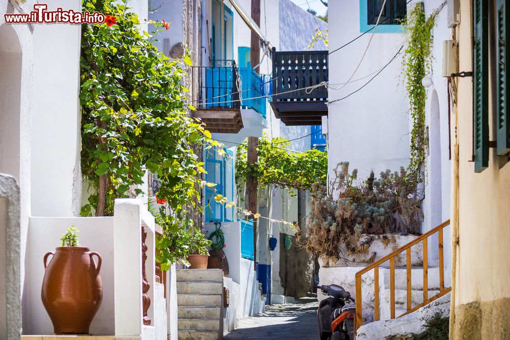 Immagine Una tipica stradina mediterranea nella città di Mandraki, isola di Nisyros, Grecia.