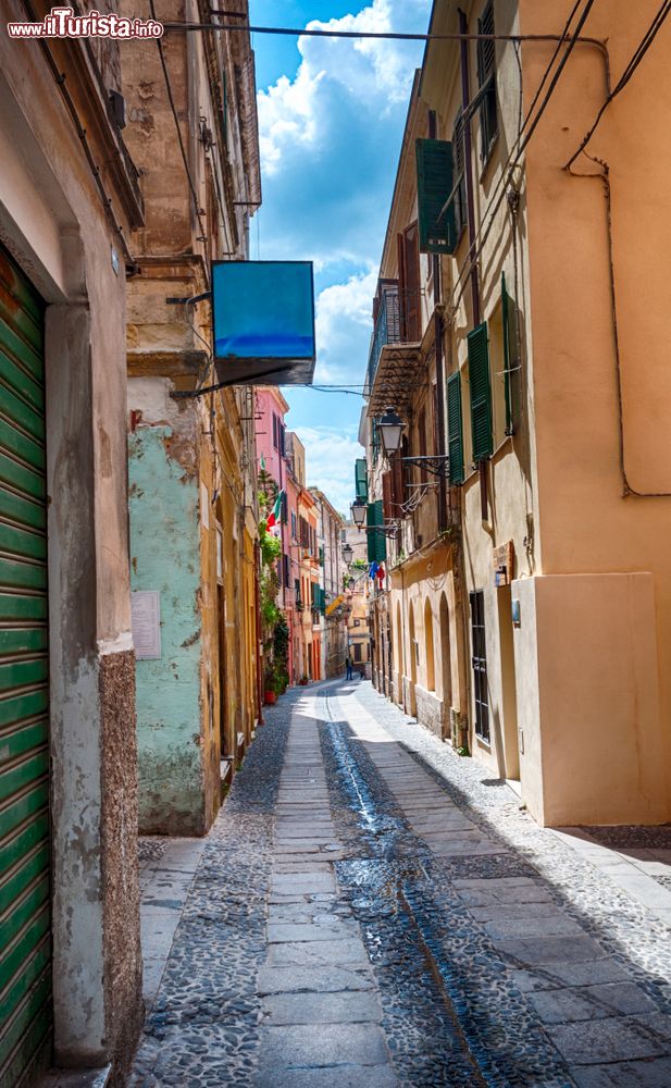 Immagine Una tipica stradina nel centro di Sassari, Sardegna. Fondata nel Medioevo, Sassari è una città ricca di storia e arte, importante punto di riferimento nel nord del paese per le attività culturali.