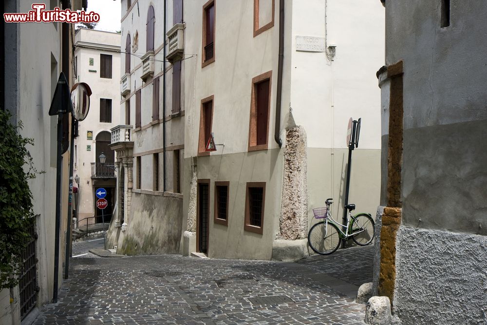 Immagine Una tipica stradina nel centro storico di Bassano del Grappa, Veneto.